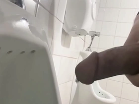 Novinho gozando muito no mictório do banheiro público 13 jatos de porra