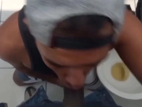 Fui no mercado no banheiro estava mijando eo negao ficou me olhando fez sinal ajoelhei e mamei aquela rola preta dura nao queria deixar filmar me levou pro box e encheu meu cu de leite
