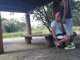 Homem casado com moleque 18 anos no banheiro público