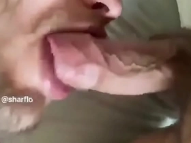 Chupando o prepúcio do cara